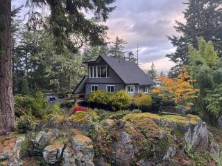 Wedgewood house cottage in Metchosin - 0