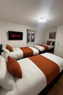 Manchester 4BR Family & Contractor Friendly Stay - Manchester - 1