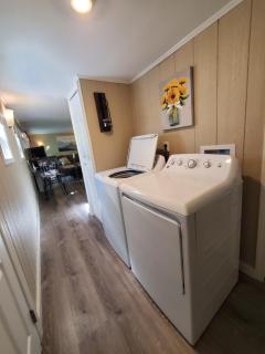 Cheerful Cozy Cottage 2 bedroom 1bath - 1