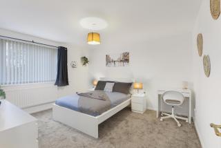 Spacious 4 Bedroom House with Parking - Lamesley - 9