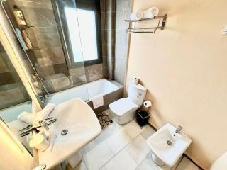 Urban Escape and Modern Comfort at Corniche - 4