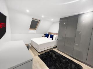 6 Bedroom House in Milton Keynes - 8