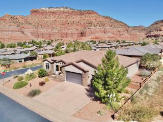 Upscale 4 bedroom family home near Zion w pool & hot tub - 0