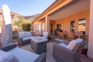 Upscale 4 bedroom family home near Zion w pool & hot tub - 7