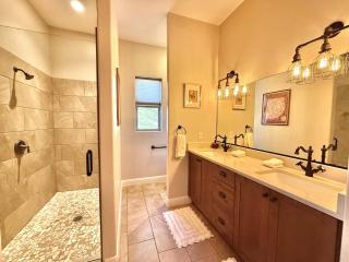 Upscale 4 bedroom family home near Zion w pool & hot tub - 5