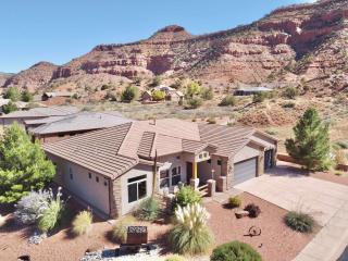 Upscale 4 bedroom family home near Zion w pool & hot tub - 4