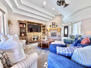 Upscale 4 bedroom family home near Zion w pool & hot tub - 2