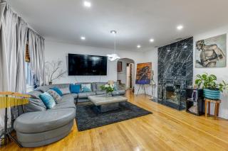 8 Mi to Jones Beach State Park! Cozy Home with Porch - 0