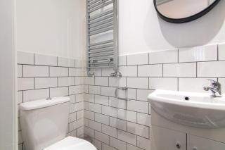 Spacious 5 Bedroom 5 Bathroom House - Central Location - Free Parking, Garden, Fast Wifi and Smarty TV by Yoko Property - 4