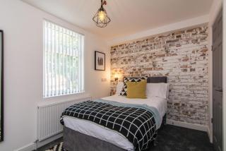 Spacious 5 Bedroom 5 Bathroom House - Central Location - Free Parking, Garden, Fast Wifi and Smarty TV by Yoko Property - 3