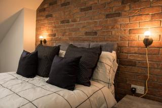 Spacious 5 Bedroom 5 Bathroom House - Central Location - Free Parking, Garden, Fast Wifi and Smarty TV by Yoko Property - 8