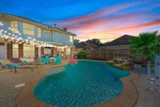 Spacious 5BR Villa with Pool, Fire Pit and Game Area - 0