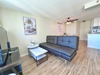 Comfy and Modern Condo By Waikiki - 3