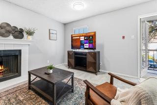 Relaxing 2BR Apartment with Pool and Gym - 5