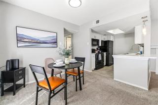 Bright and Contemporary 2BR with Gym and Pool - 7