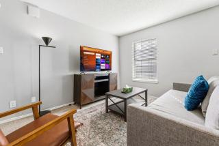 Bright and Contemporary 2BR with Gym and Pool - 6