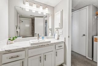 Upscale 1BR with Pool, Gym, and Modern Touches - 2