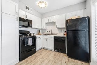 Upscale 1BR with Pool, Gym, and Modern Touches - 1