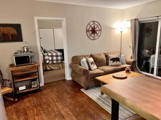 1 Bedroom Queen Log Bed River View Balcony Pool - 6