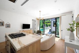 Stunning 6BR Laurel Canyon Estate with Pool and Jacuzzi - 2