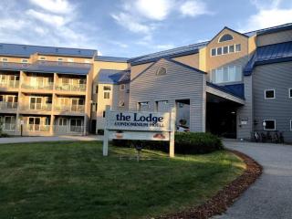 King Room with River and Mountain Views, Pool and Hot Tub near Loon - 3
