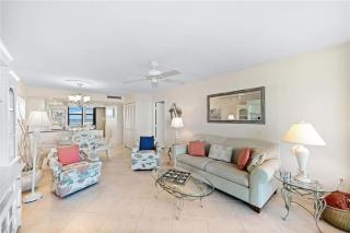 Beachfront condo with year-round sunsets - 8