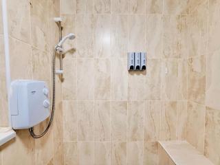 Cosy 1 bed flat, sleeps 4, free parking - 1