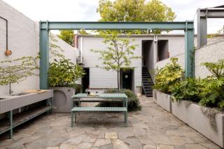 4Bed Modern Style in Seddon - 3