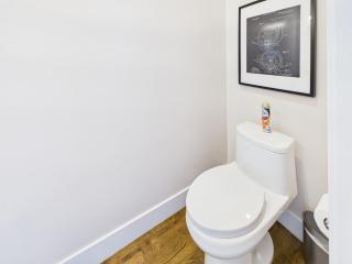 Gated Family Home with Chefs Kitchen - 9