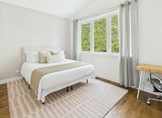 Gated Family Home with Chefs Kitchen - 8