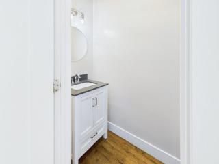 Gated Family Home with Chefs Kitchen - 5