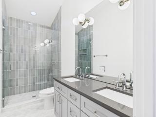 Gated Family Home with Chefs Kitchen - 4