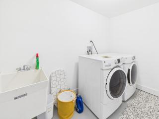 Gated Family Home with Chefs Kitchen - 3