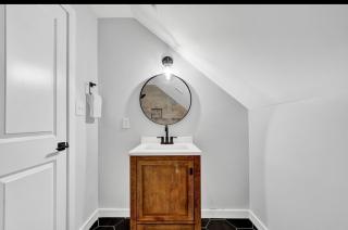 Modern farmhouse in the city - Atlanta - 2