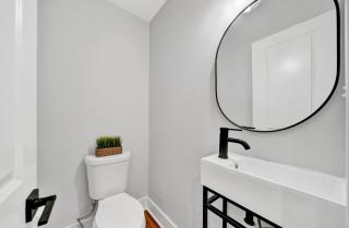 Modern farmhouse in the city - Atlanta - 7