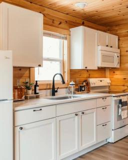 Creekside Hocking Hills Cabin-Game Shed Hot Tub - 3