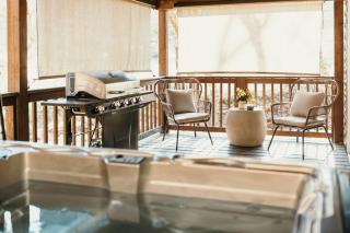 Creekside Hocking Hills Cabin-Game Shed Hot Tub - 2