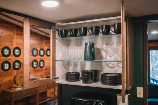 Emerald Edge Hocking Hills Midcentury Cabin & Hot Tub - 4