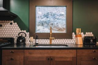 Emerald Edge Hocking Hills Midcentury Cabin & Hot Tub - 3