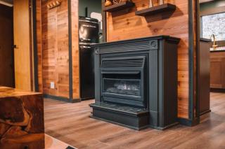 Emerald Edge Hocking Hills Midcentury Cabin & Hot Tub - 1