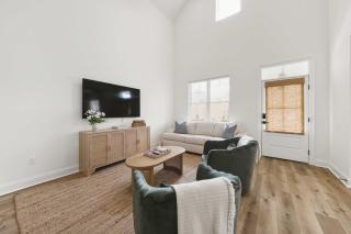 New Ace Cottage - King Bed - Loft - Sports Complex - 1