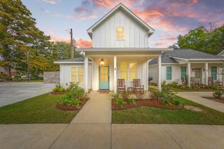 New Ace Cottage - King Bed - Loft - Sports Complex - 0