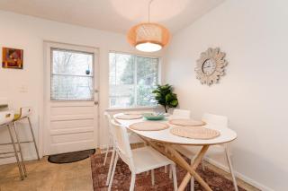 Spacious Retreat 3 Miles to Airport 12 to Seattle - 2