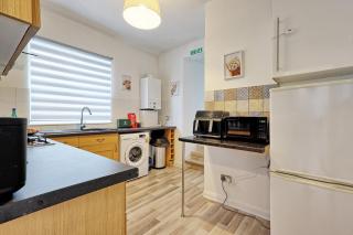 CLARK PROPERTY ESTATES - Spacious Home by the Sea - Long Stays Welcome Enq! - 5