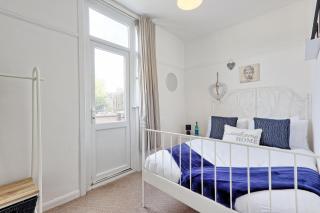 Spacious Home by the Sea - Families, Contractors, Parking, WiFi, Sleeps 6, Long Stays - CLARK PROPERTY ESTATES - 3