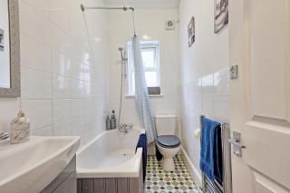 Bright and Spacious Home by the Sea, Perfect for Families and Contractors, Free Parking, Fast WiFi, Sleeps 6, Great for Long Term Stays, Clark Property Estates - Southend-on-Sea - 6