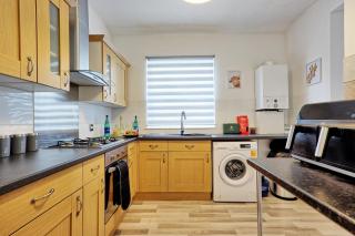 Comfortable 2BR Home Sleeps 6, Perfect for Families, Contractors & Extended Stays, Clark Property Estates - 9