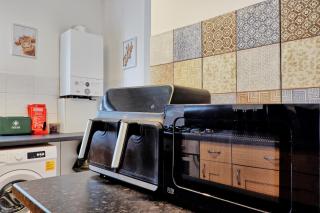 Spacious Home by the Sea - Families, Contractors, Parking, WiFi, Sleeps 6, Long Stays - CLARK PROPERTY ESTATES - 4