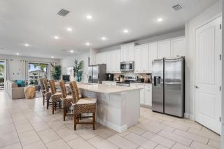 Homely 9 Bdrm Villa with Games Room at Encore - 1