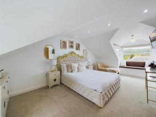 Luxury 4-Bed Apartment - Stanhope - 6